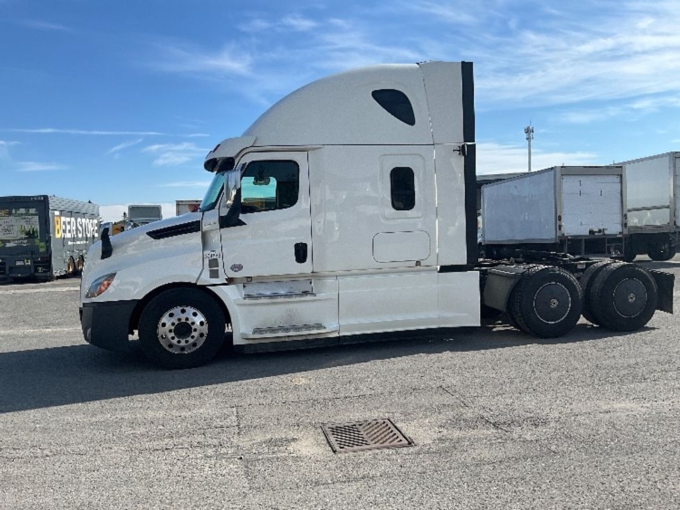 Sleeper Tractor-Heavy Duty Tractors-Freightliner-2020-T12664ST-Ottawa-ON-888,330\n\t\tkm-$ 74,750 - Image 4