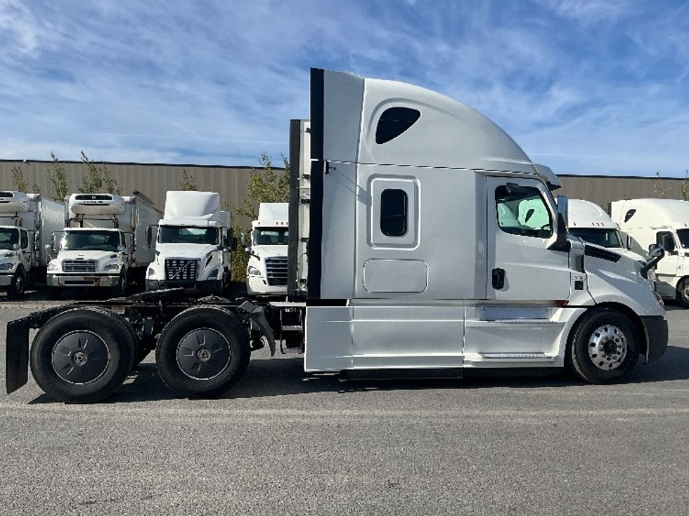 Sleeper Tractor-Heavy Duty Tractors-Freightliner-2020-T12664ST-Ottawa-ON-888,330\n\t\tkm-$ 74,750 - Image 8