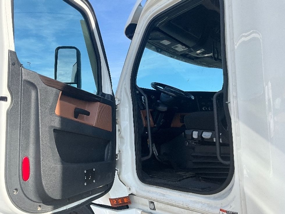 Sleeper Tractor-Heavy Duty Tractors-Freightliner-2020-T12664ST-Ottawa-ON-888,330\n\t\tkm-$ 74,750 - Image 9