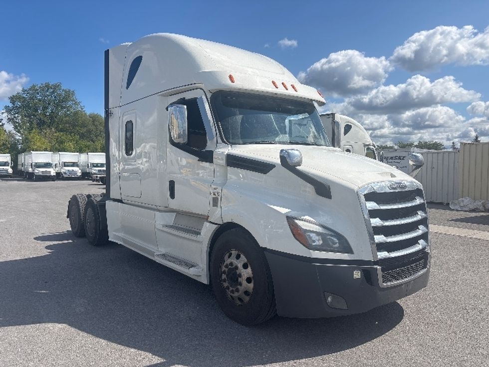 Sleeper Tractor-Heavy Duty Tractors-Freightliner-2020-T12664ST-Ottawa-ON-904,684\n\t\tkm-$ 74,000 - Image 1