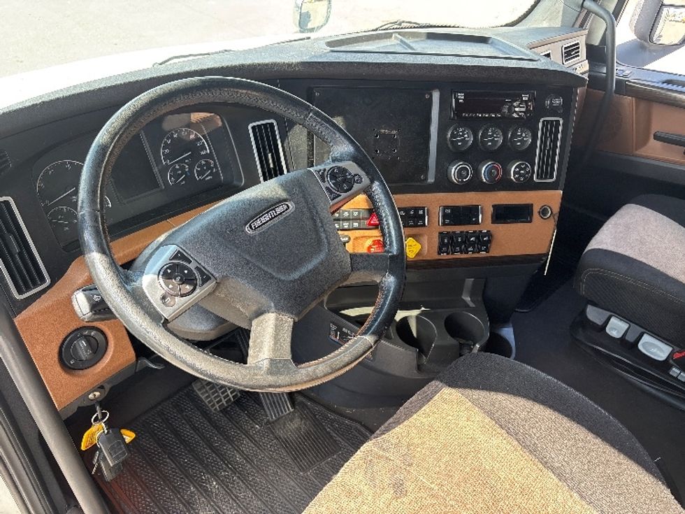 Sleeper Tractor-Heavy Duty Tractors-Freightliner-2020-T12664ST-Ottawa-ON-904,684\n\t\tkm-$ 74,000 - Image 10