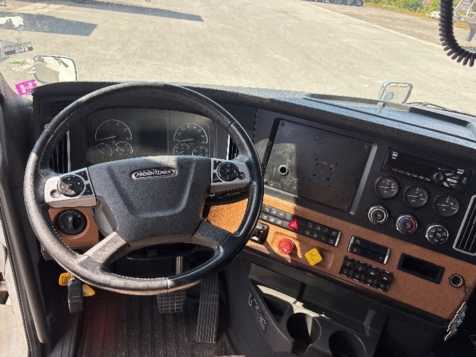 Sleeper Tractor-Heavy Duty Tractors-Freightliner-2020-T12664ST-Ottawa-ON-904,684\n\t\tkm-$ 74,000 - Image 11