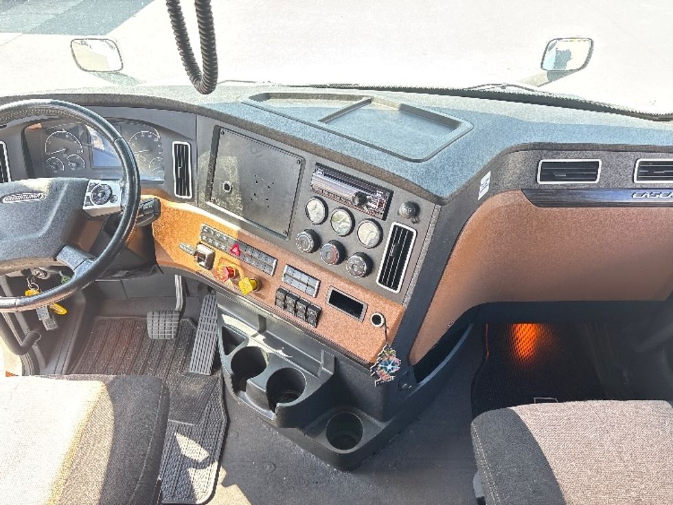 Sleeper Tractor-Heavy Duty Tractors-Freightliner-2020-T12664ST-Ottawa-ON-904,684\n\t\tkm-$ 74,000 - Image 12