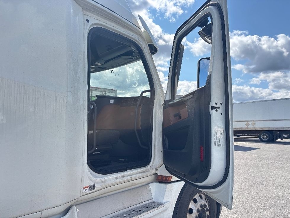 Sleeper Tractor-Heavy Duty Tractors-Freightliner-2020-T12664ST-Ottawa-ON-904,684\n\t\tkm-$ 74,000 - Image 13