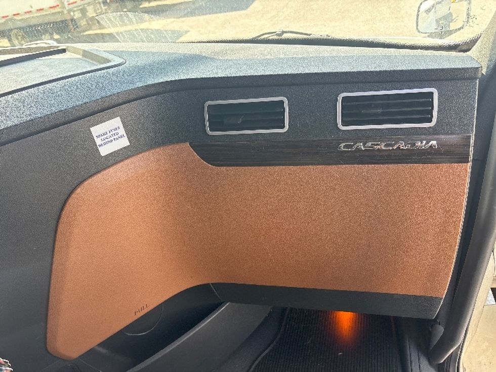 Sleeper Tractor-Heavy Duty Tractors-Freightliner-2020-T12664ST-Ottawa-ON-904,684\n\t\tkm-$ 74,000 - Image 14