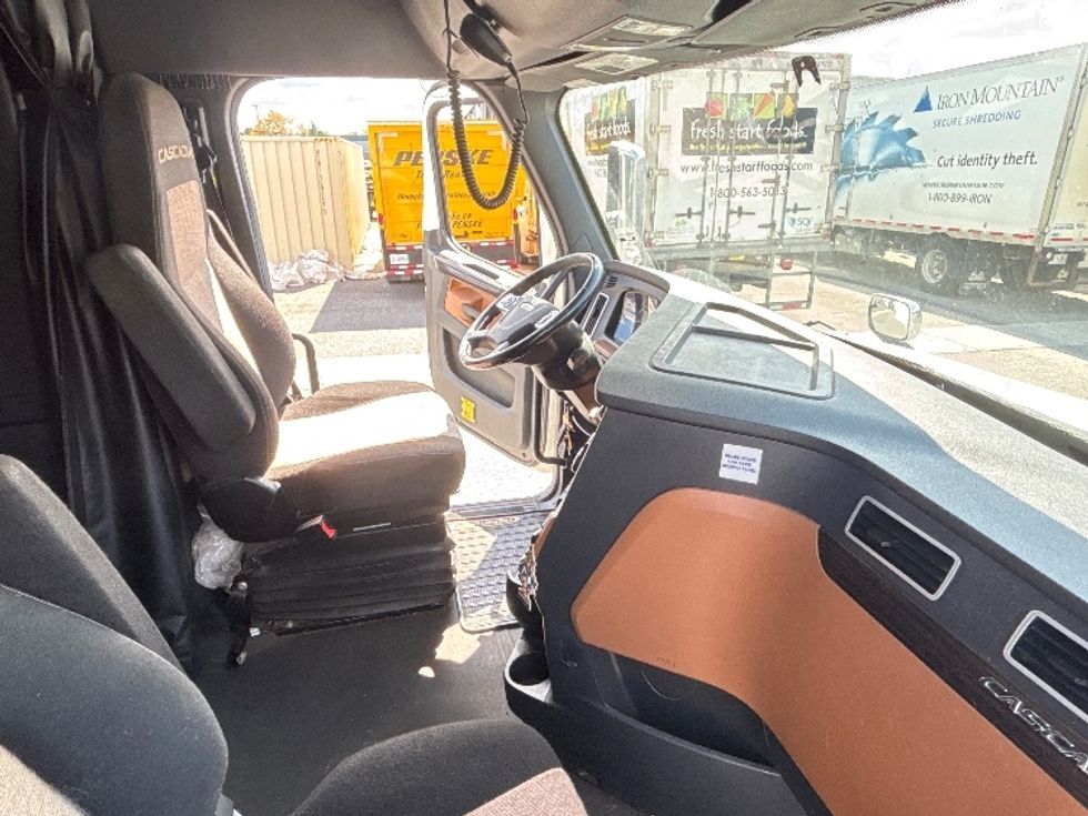 Sleeper Tractor-Heavy Duty Tractors-Freightliner-2020-T12664ST-Ottawa-ON-904,684\n\t\tkm-$ 74,000 - Image 15