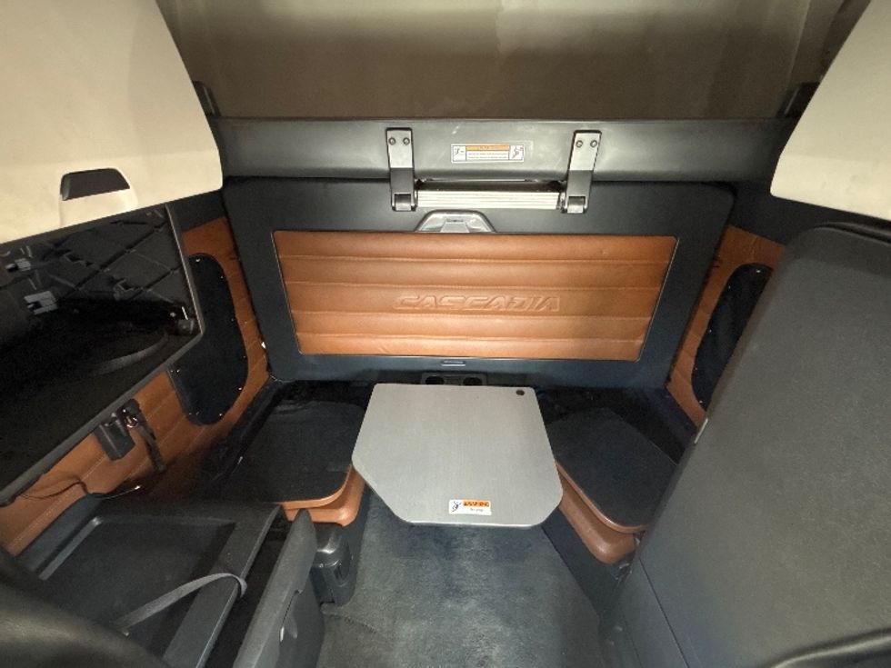 Sleeper Tractor-Heavy Duty Tractors-Freightliner-2020-T12664ST-Ottawa-ON-904,684\n\t\tkm-$ 74,000 - Image 16