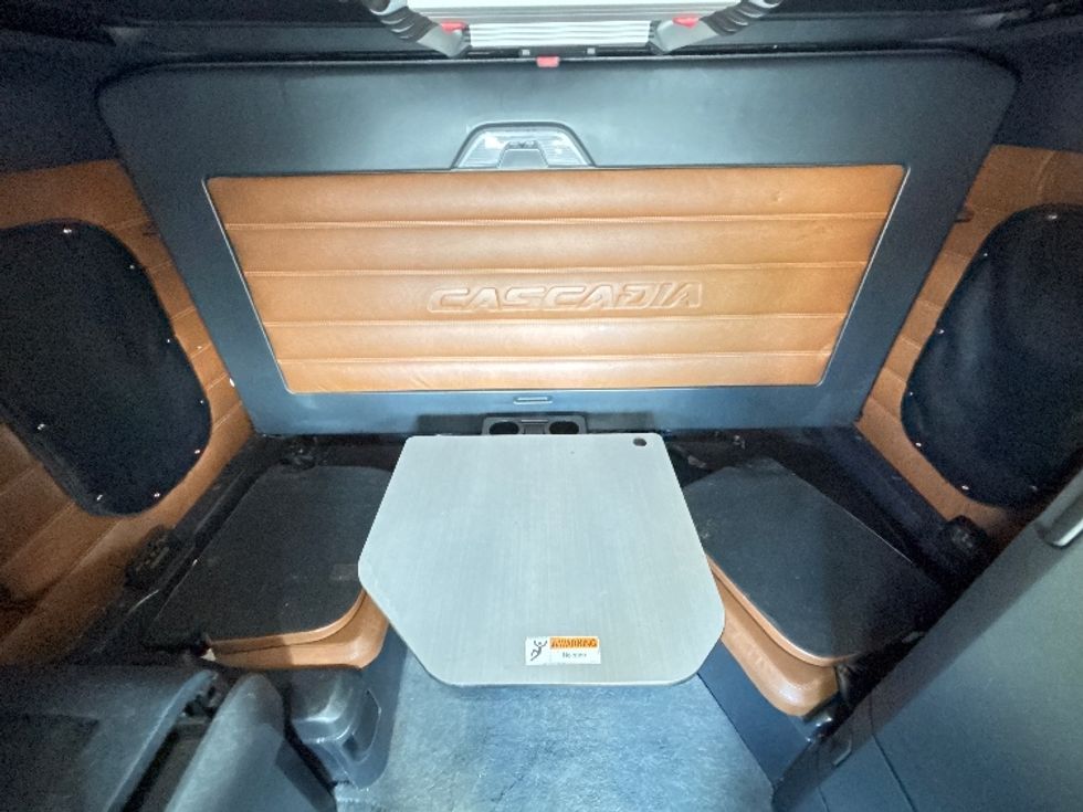 Sleeper Tractor-Heavy Duty Tractors-Freightliner-2020-T12664ST-Ottawa-ON-904,684\n\t\tkm-$ 74,000 - Image 17