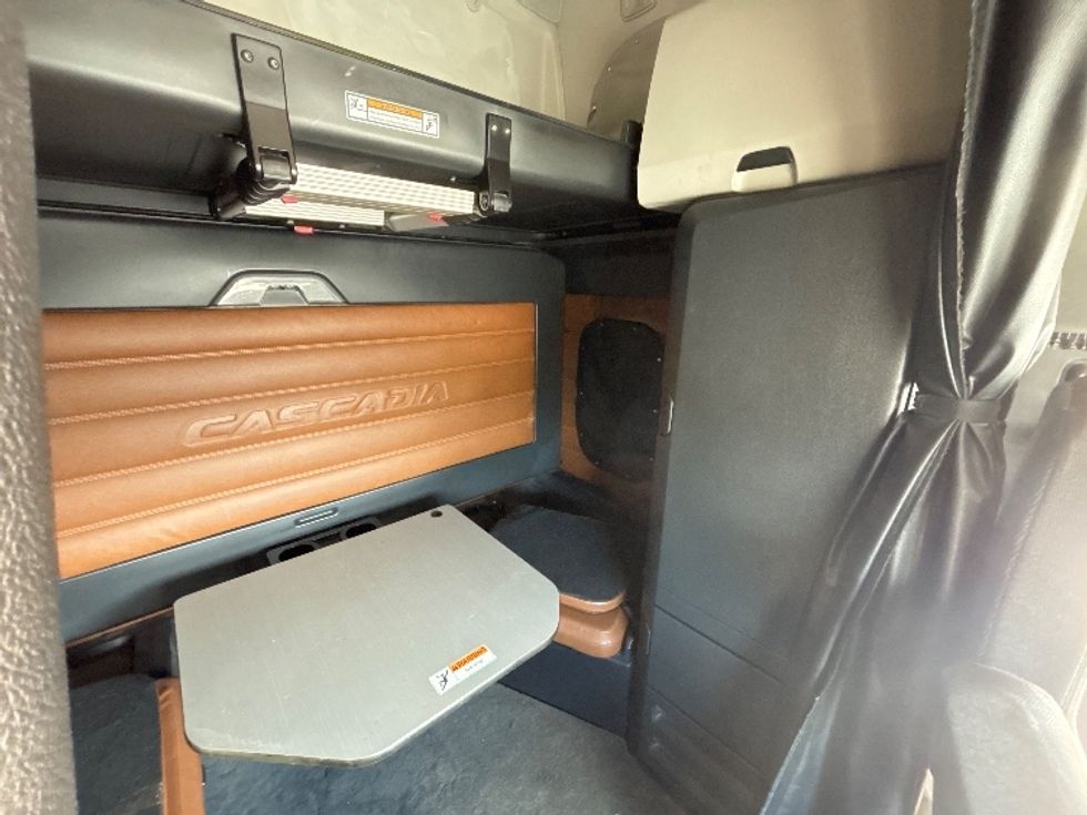 Sleeper Tractor-Heavy Duty Tractors-Freightliner-2020-T12664ST-Ottawa-ON-904,684\n\t\tkm-$ 74,000 - Image 18