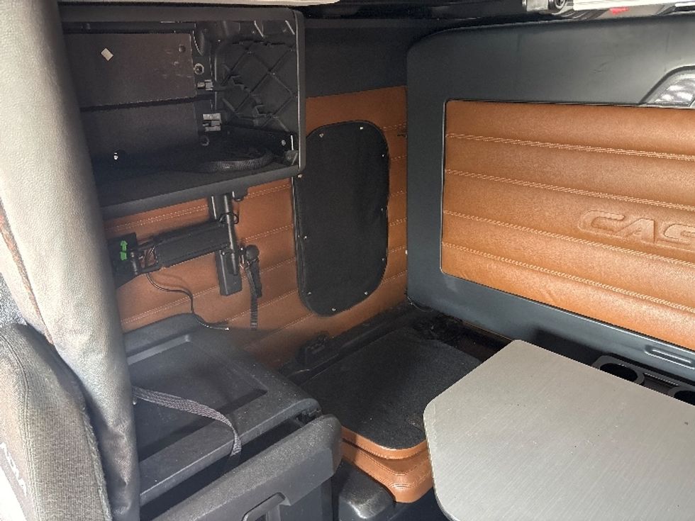 Sleeper Tractor-Heavy Duty Tractors-Freightliner-2020-T12664ST-Ottawa-ON-904,684\n\t\tkm-$ 74,000 - Image 19