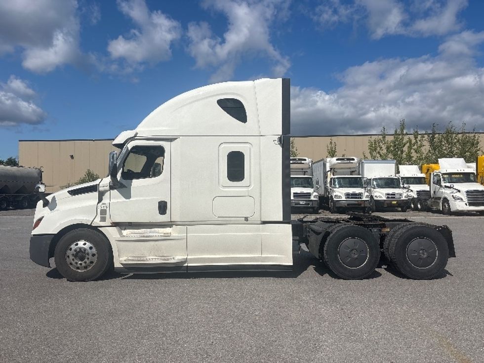 Sleeper Tractor-Heavy Duty Tractors-Freightliner-2020-T12664ST-Ottawa-ON-904,684\n\t\tkm-$ 74,000 - Image 4