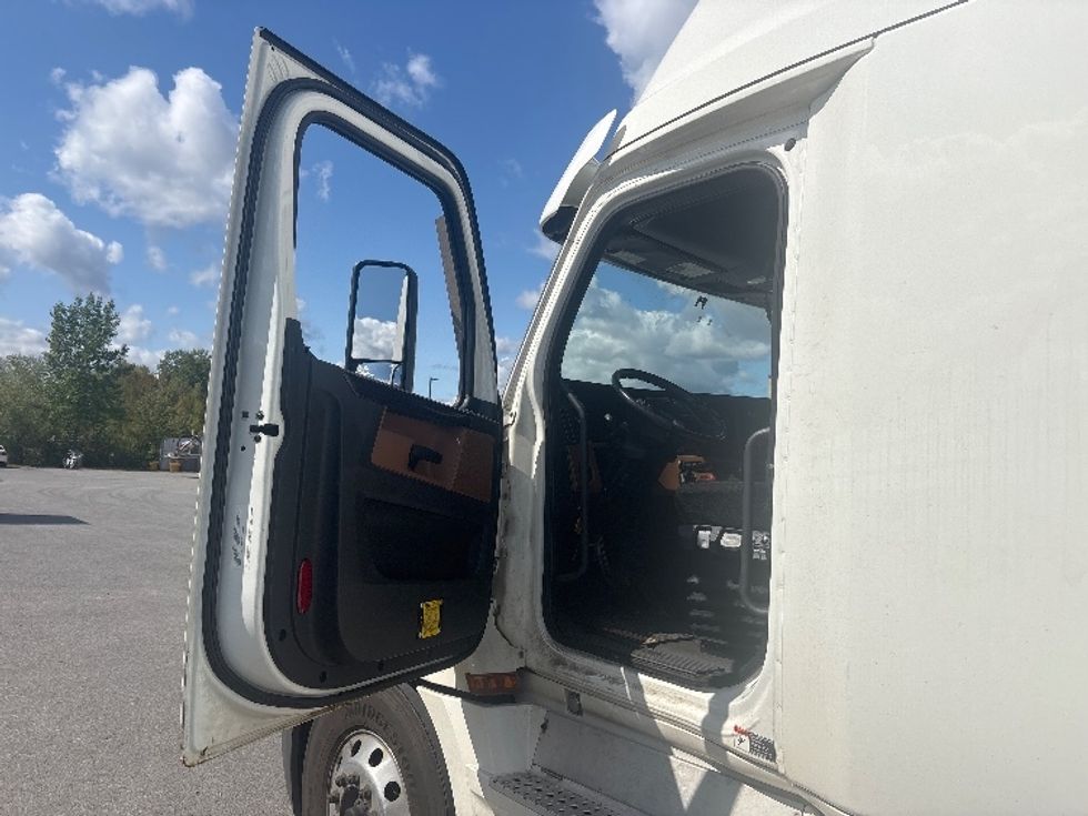 Sleeper Tractor-Heavy Duty Tractors-Freightliner-2020-T12664ST-Ottawa-ON-904,684\n\t\tkm-$ 74,000 - Image 9