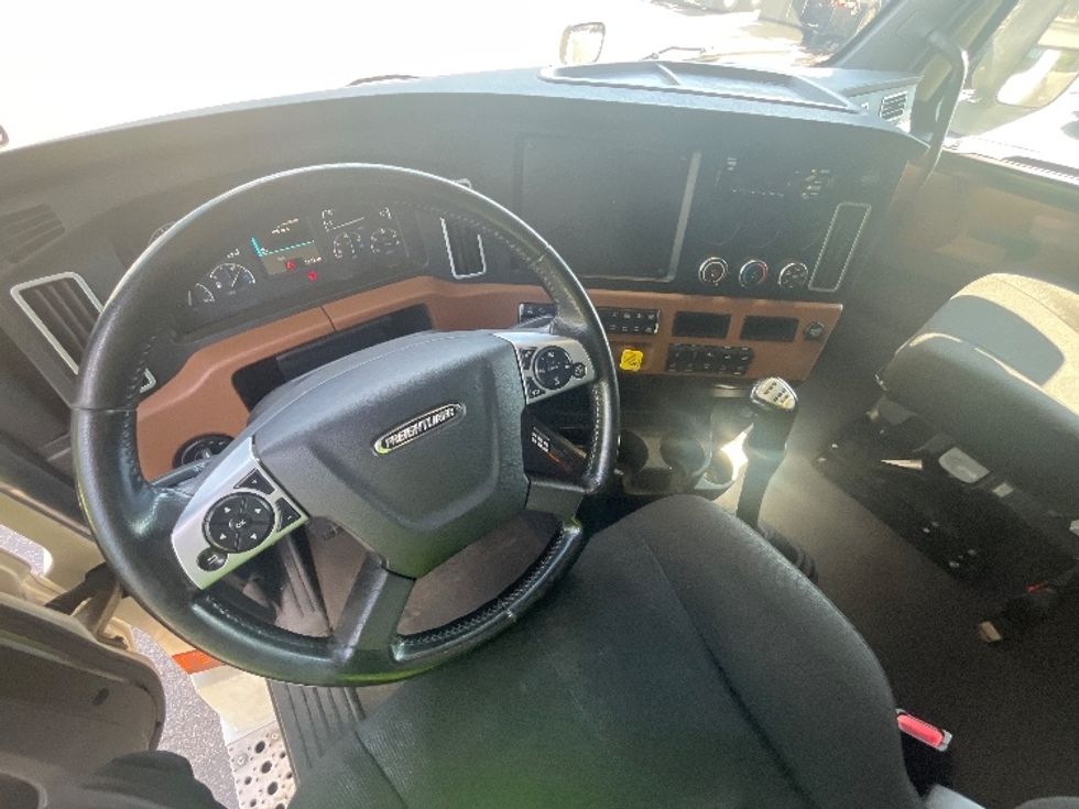 Sleeper Tractor-Heavy Duty Tractors-Freightliner-2020-T12664ST-Parsippany-NJ-410,637\n\t\tmiles-$ 67,000 - Image 11