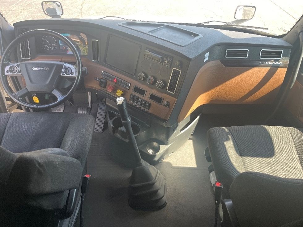 Sleeper Tractor-Heavy Duty Tractors-Freightliner-2020-T12664ST-Parsippany-NJ-410,637\n\t\tmiles-$ 67,000 - Image 12