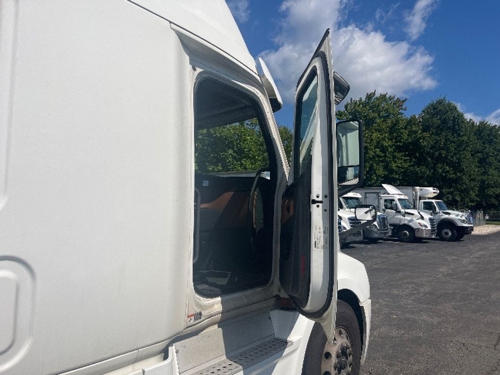 Sleeper Tractor-Heavy Duty Tractors-Freightliner-2020-T12664ST-Parsippany-NJ-410,637\n\t\tmiles-$ 67,000 - Image 13