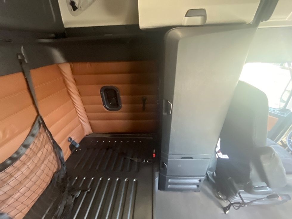 Sleeper Tractor-Heavy Duty Tractors-Freightliner-2020-T12664ST-Parsippany-NJ-410,637\n\t\tmiles-$ 67,000 - Image 18