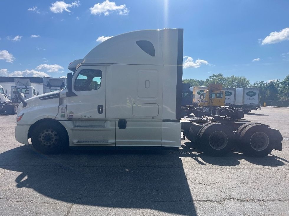 Sleeper Tractor-Heavy Duty Tractors-Freightliner-2020-T12664ST-Parsippany-NJ-410,637\n\t\tmiles-$ 67,000 - Image 4