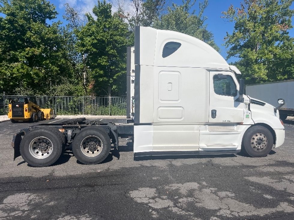Sleeper Tractor-Heavy Duty Tractors-Freightliner-2020-T12664ST-Parsippany-NJ-410,637\n\t\tmiles-$ 67,000 - Image 8