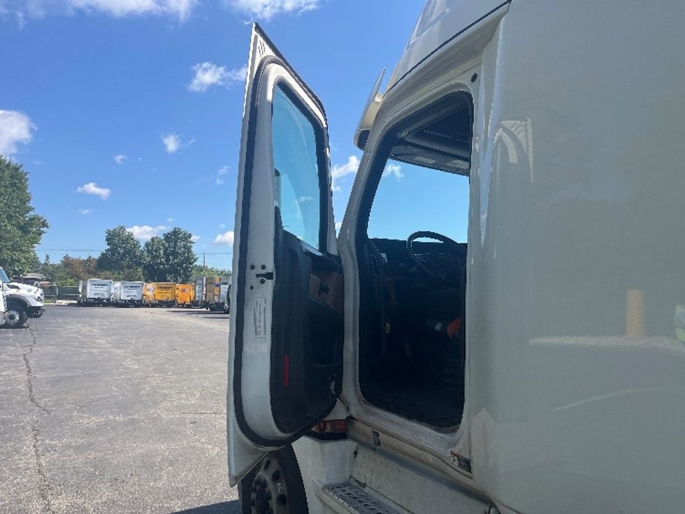 Sleeper Tractor-Heavy Duty Tractors-Freightliner-2020-T12664ST-Parsippany-NJ-410,637\n\t\tmiles-$ 67,000 - Image 9