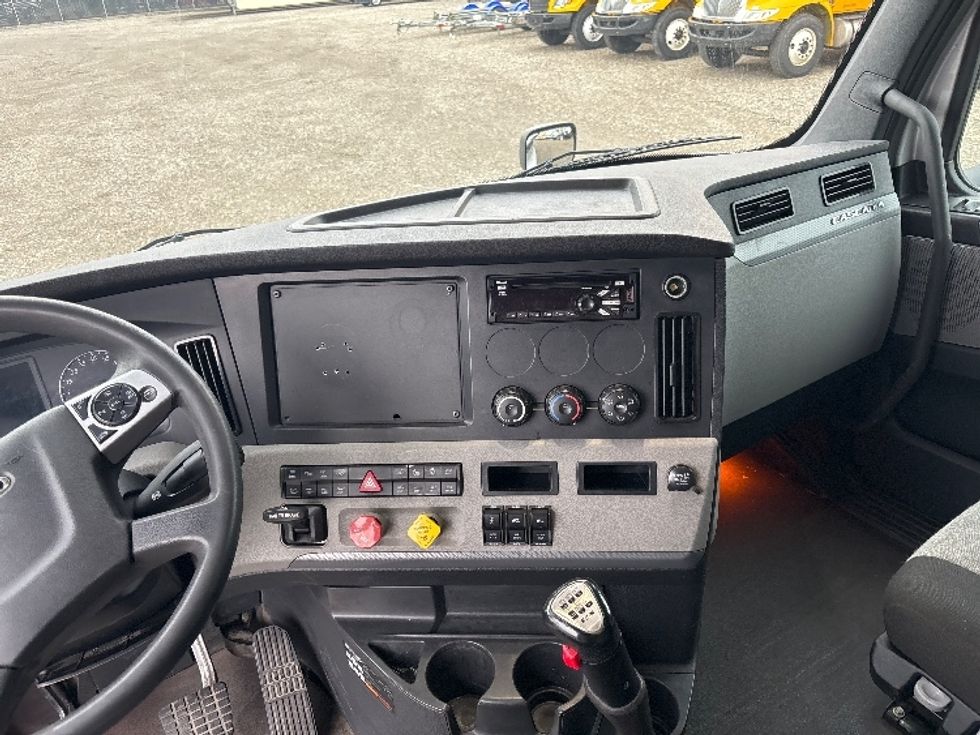 Sleeper Tractor-Heavy Duty Tractors-Freightliner-2020-T12664ST-Pasco-WA-536,121\n\t\tmiles-$ 61,500 - Image 12