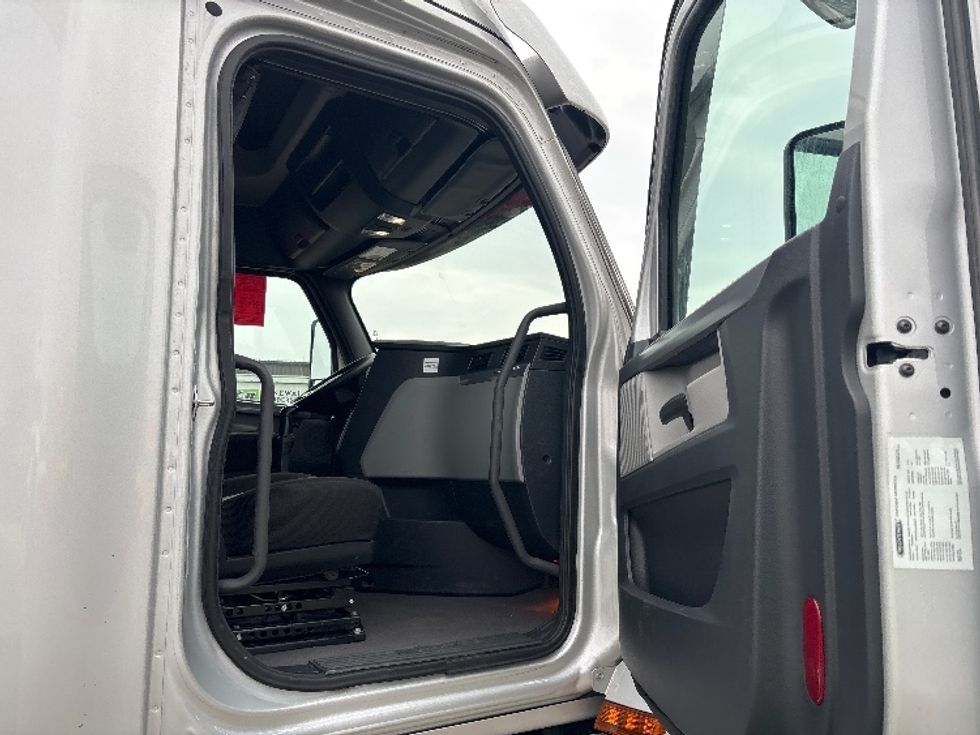 Sleeper Tractor-Heavy Duty Tractors-Freightliner-2020-T12664ST-Pasco-WA-536,121\n\t\tmiles-$ 61,500 - Image 13