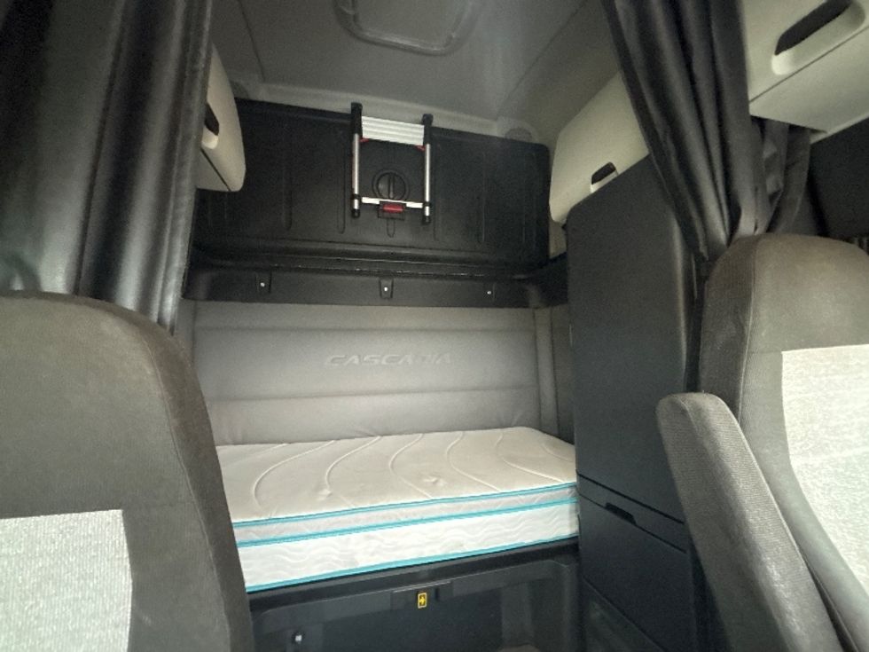 Sleeper Tractor-Heavy Duty Tractors-Freightliner-2020-T12664ST-Pasco-WA-536,121\n\t\tmiles-$ 61,500 - Image 16