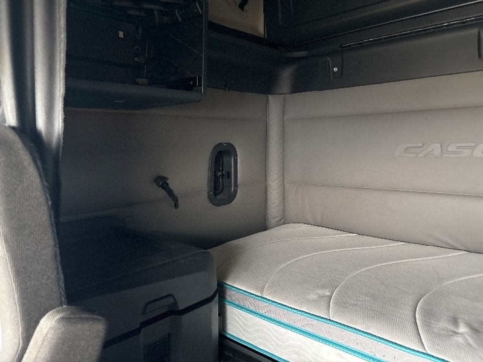 Sleeper Tractor-Heavy Duty Tractors-Freightliner-2020-T12664ST-Pasco-WA-536,121\n\t\tmiles-$ 61,500 - Image 18