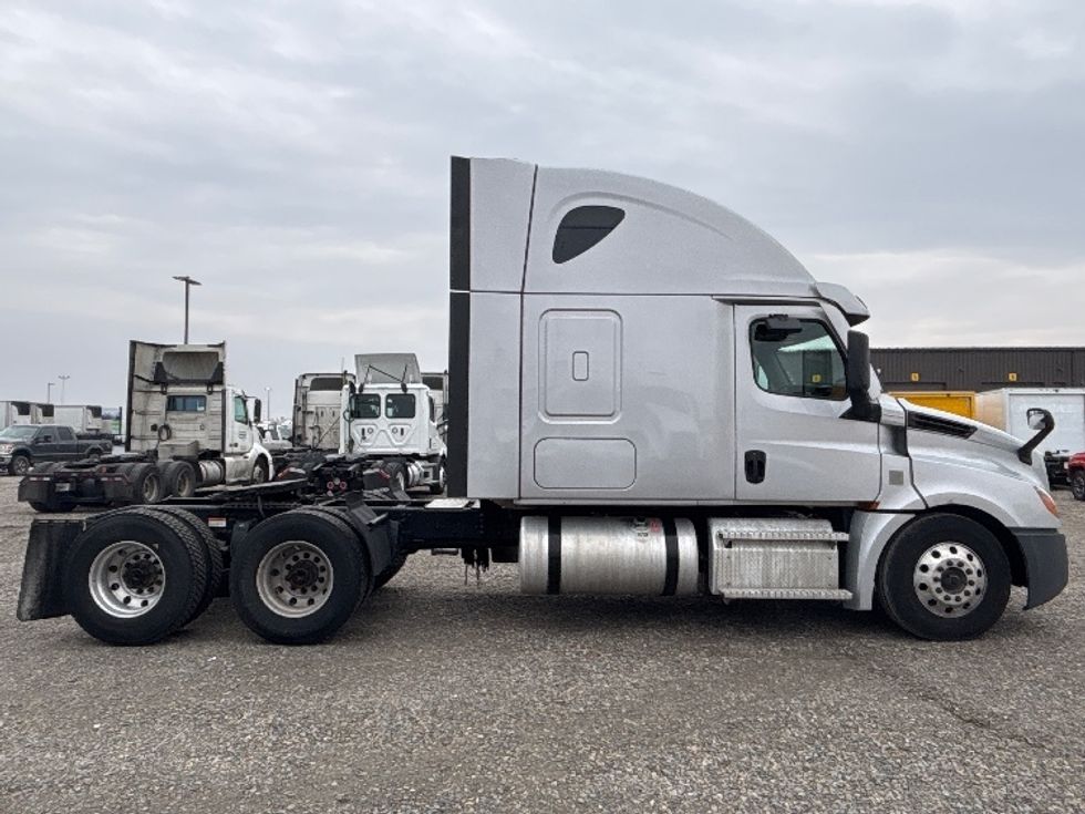 Sleeper Tractor-Heavy Duty Tractors-Freightliner-2020-T12664ST-Pasco-WA-536,121\n\t\tmiles-$ 61,500 - Image 8