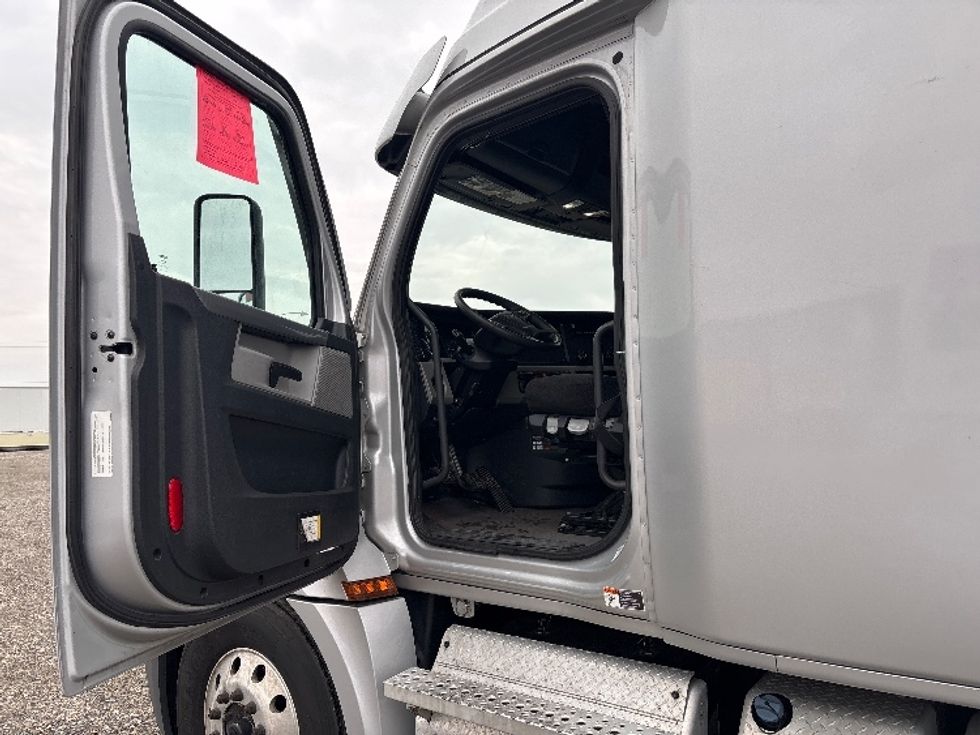 Sleeper Tractor-Heavy Duty Tractors-Freightliner-2020-T12664ST-Pasco-WA-536,121\n\t\tmiles-$ 61,500 - Image 9