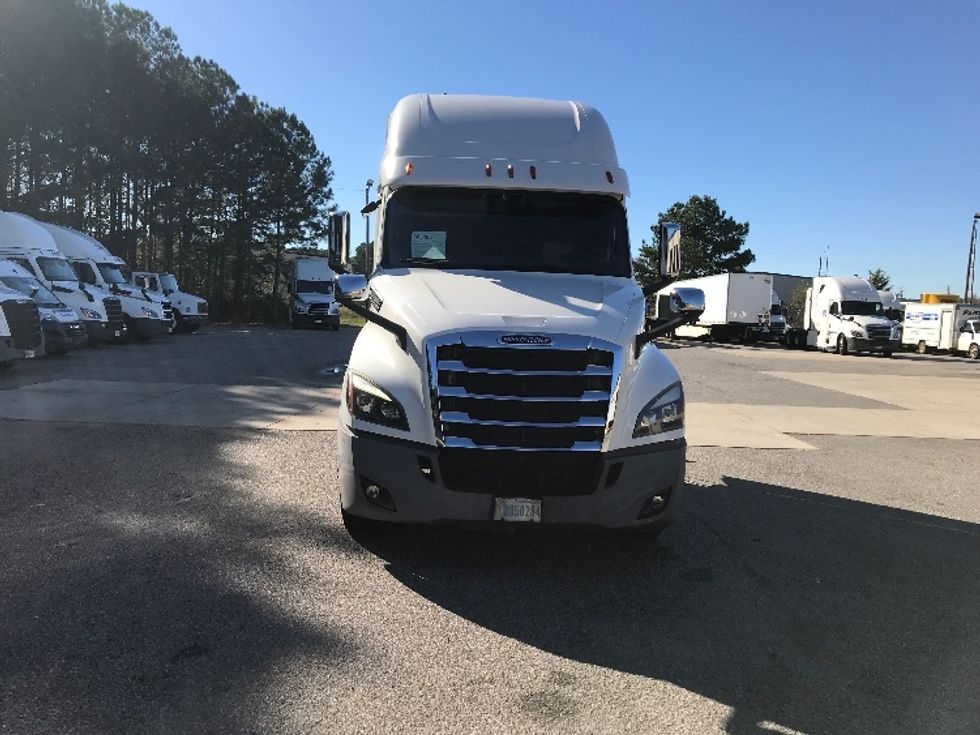 2020 Freightliner Cascadia 126" Sleeper Cab photo 2