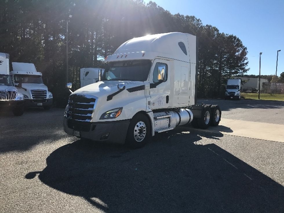 2020 Freightliner Cascadia 126" Sleeper Cab photo 3