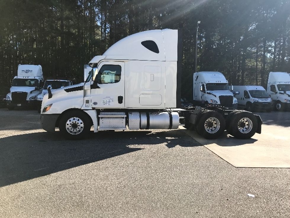 2020 Freightliner Cascadia 126" Sleeper Cab photo 4