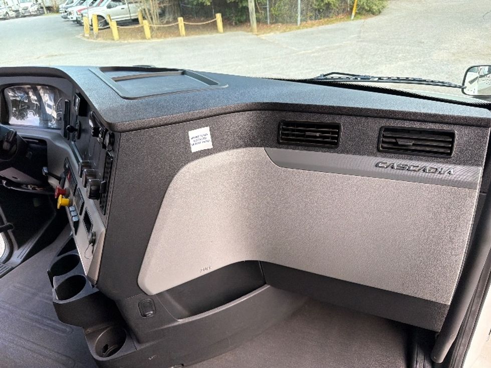 Sleeper Tractor-Heavy Duty Tractors-Freightliner-2020-T12664ST-Pensacola-FL-325,494\n\t\tmiles-$ 68,500 - Image 14