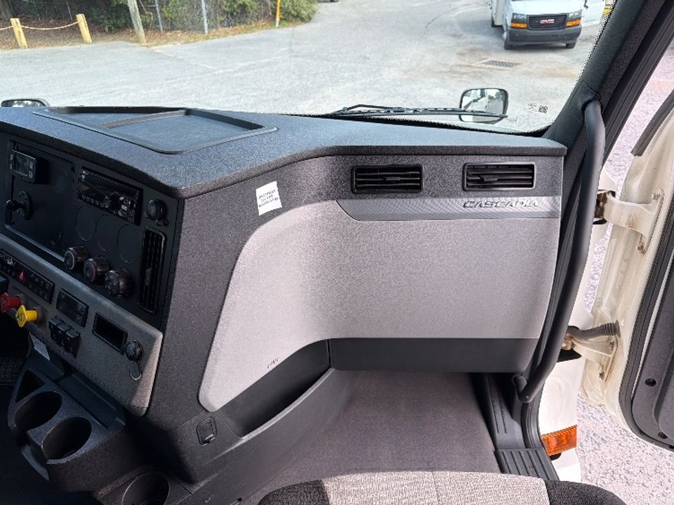 Sleeper Tractor-Heavy Duty Tractors-Freightliner-2020-T12664ST-Pensacola-FL-325,494\n\t\tmiles-$ 68,500 - Image 15