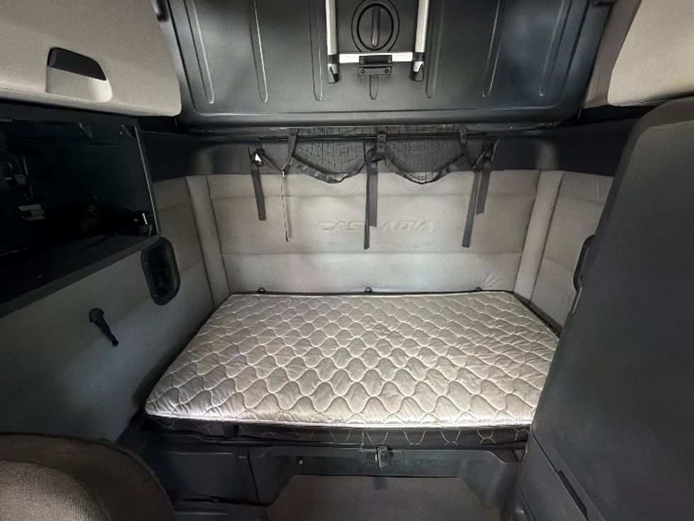 Sleeper Tractor-Heavy Duty Tractors-Freightliner-2020-T12664ST-Pensacola-FL-325,494\n\t\tmiles-$ 68,500 - Image 17