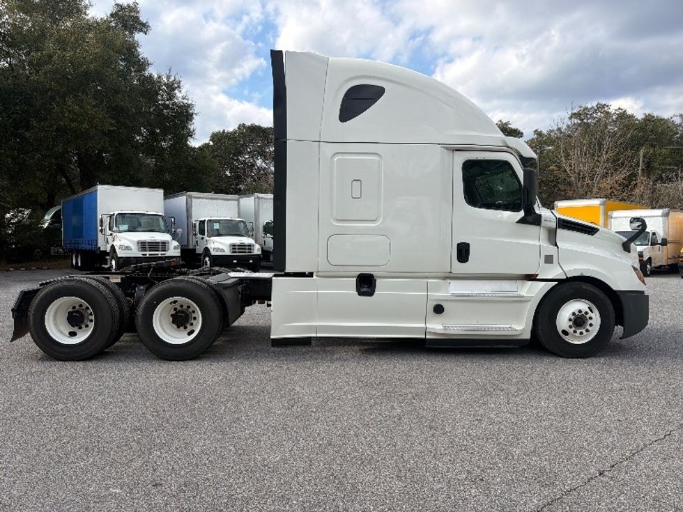 Sleeper Tractor-Heavy Duty Tractors-Freightliner-2020-T12664ST-Pensacola-FL-325,494\n\t\tmiles-$ 68,500 - Image 8