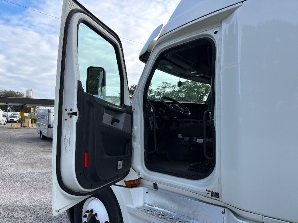 Sleeper Tractor-Heavy Duty Tractors-Freightliner-2020-T12664ST-Pensacola-FL-325,494\n\t\tmiles-$ 68,500 - Image 9