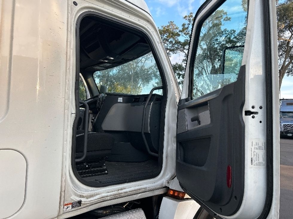 Sleeper Tractor-Heavy Duty Tractors-Freightliner-2020-T12664ST-Pensacola-FL-494,657\n\t\tmiles-$ 58,000 - Image 13