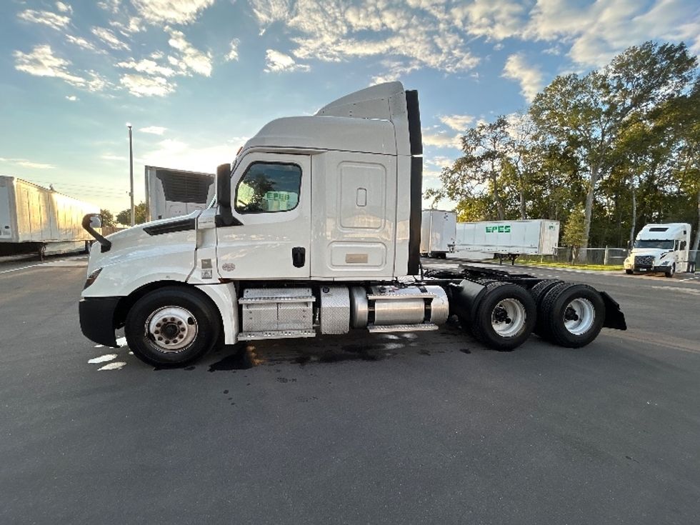 Sleeper Tractor-Heavy Duty Tractors-Freightliner-2020-T12664ST-Pensacola-FL-494,657\n\t\tmiles-$ 58,000 - Image 4