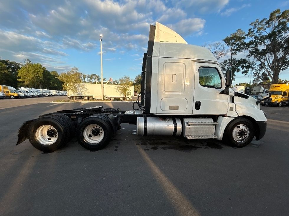 Sleeper Tractor-Heavy Duty Tractors-Freightliner-2020-T12664ST-Pensacola-FL-494,657\n\t\tmiles-$ 58,000 - Image 8