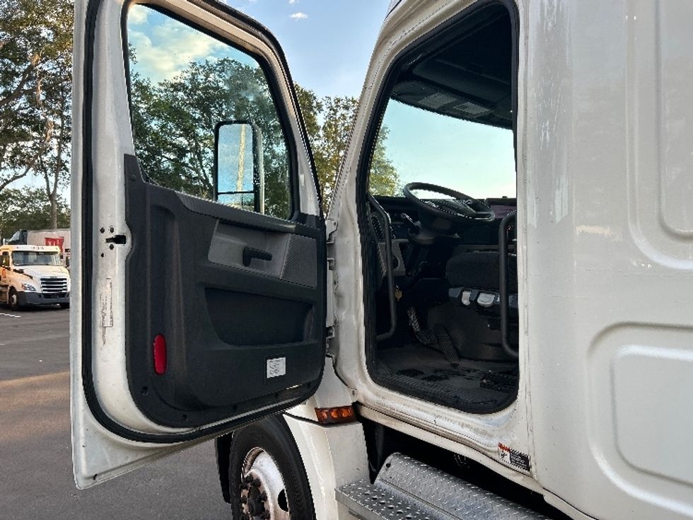 Sleeper Tractor-Heavy Duty Tractors-Freightliner-2020-T12664ST-Pensacola-FL-494,657\n\t\tmiles-$ 58,000 - Image 9