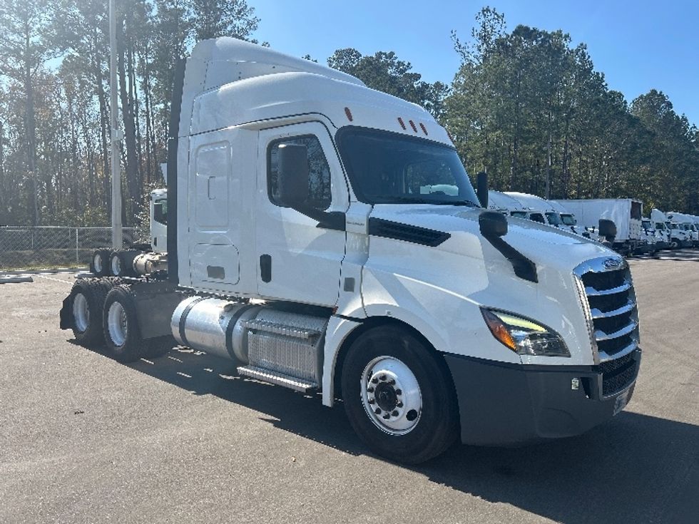 Sleeper Tractor-Heavy Duty Tractors-Freightliner-2020-T12664ST-Pensacola-FL-497,906\n\t\tmiles-$ 55,500 - Image 1