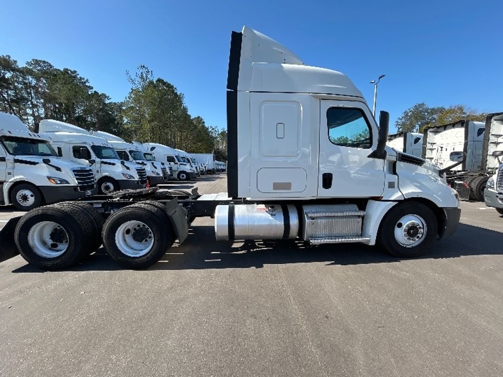 Sleeper Tractor-Heavy Duty Tractors-Freightliner-2020-T12664ST-Pensacola-FL-497,906\n\t\tmiles-$ 55,500 - Image 8