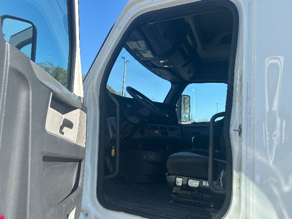 Sleeper Tractor-Heavy Duty Tractors-Freightliner-2020-T12664ST-Pensacola-FL-497,906\n\t\tmiles-$ 55,500 - Image 9