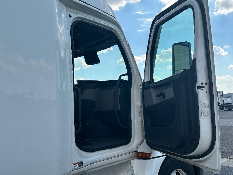 Sleeper Tractor-Heavy Duty Tractors-Freightliner-2020-T12664ST-Pensacola-FL-589,665\n\t\tmiles-$ 53,750 - Image 12