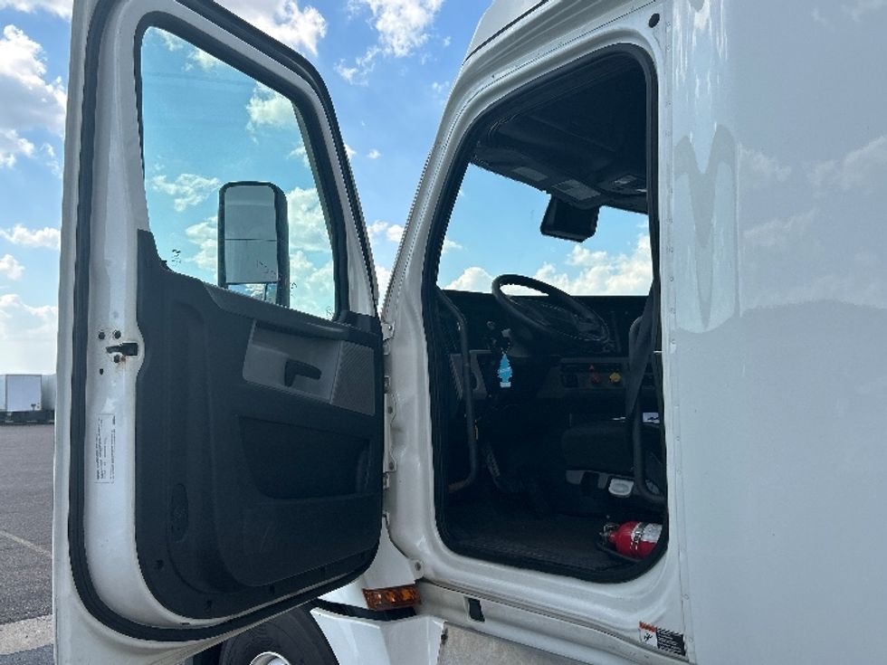 Sleeper Tractor-Heavy Duty Tractors-Freightliner-2020-T12664ST-Pensacola-FL-589,665\n\t\tmiles-$ 53,750 - Image 9