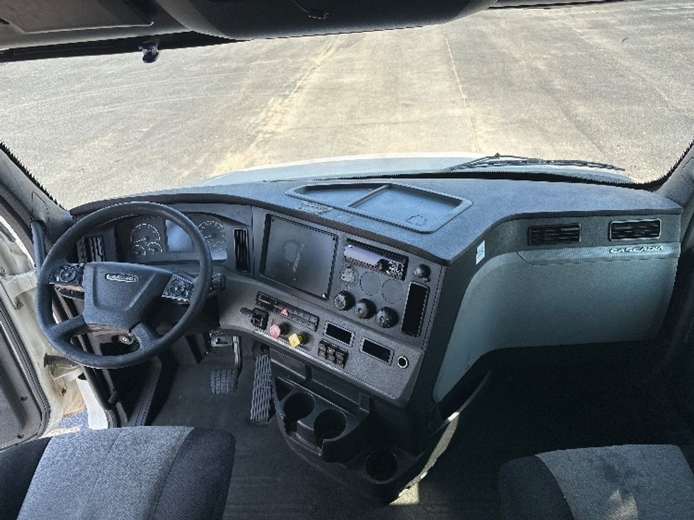 Sleeper Tractor-Heavy Duty Tractors-Freightliner-2020-T12664ST-Pensacola-FL-665,213\n\t\tmiles-$ 39,500 - Image 11