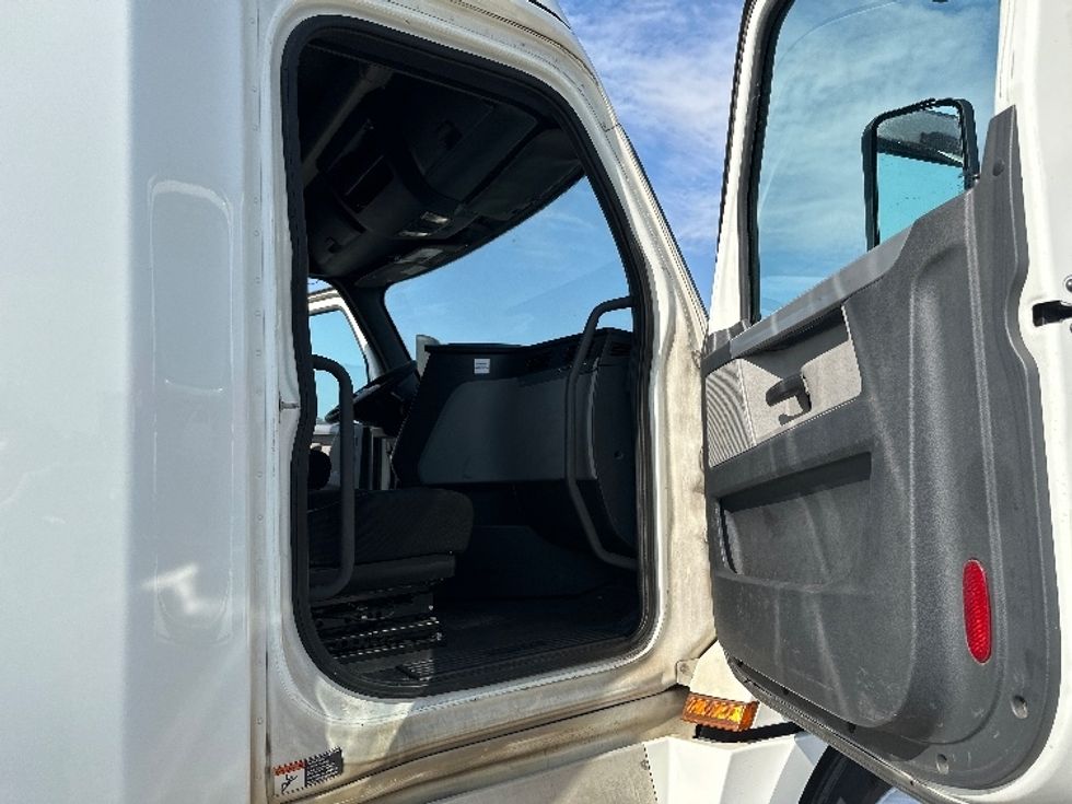Sleeper Tractor-Heavy Duty Tractors-Freightliner-2020-T12664ST-Pensacola-FL-665,213\n\t\tmiles-$ 39,500 - Image 12