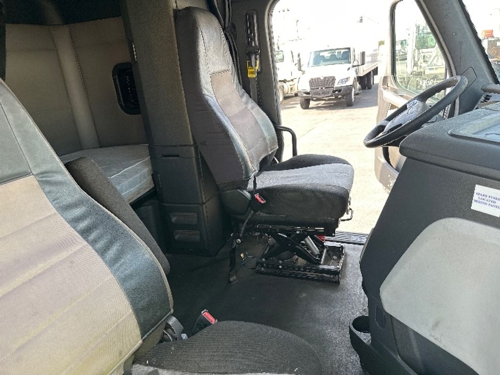 Sleeper Tractor-Heavy Duty Tractors-Freightliner-2020-T12664ST-Pensacola-FL-665,213\n\t\tmiles-$ 39,500 - Image 14
