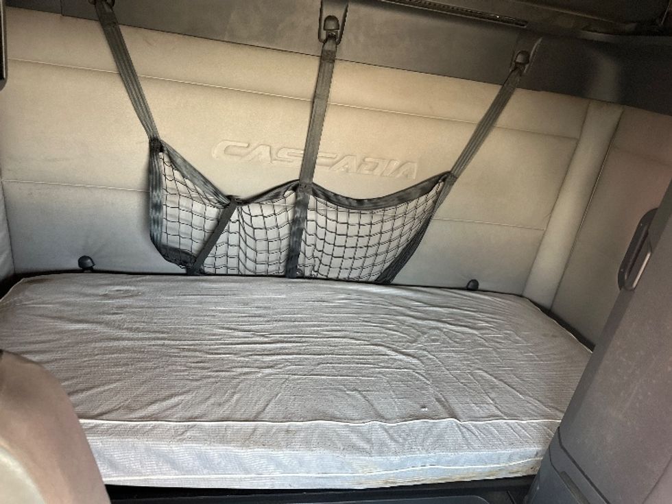 Sleeper Tractor-Heavy Duty Tractors-Freightliner-2020-T12664ST-Pensacola-FL-665,213\n\t\tmiles-$ 39,500 - Image 15